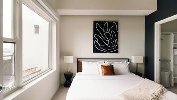 Tabla de planchar con plancha, wifi gratis y ropa de cama