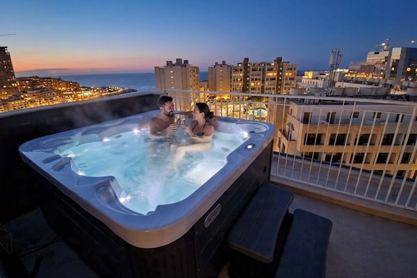 Deluxe Penthouse, Sea View | Private spa tub
