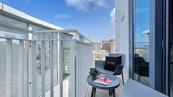 Kahden hengen deluxe-huone, parveke, osittainen merinäköala | Terassi/patio
