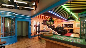 L’intérieur d’un casino avec une table de roulette, une table de blackjack et une enseigne indiquant « Les meilleurs potages ».