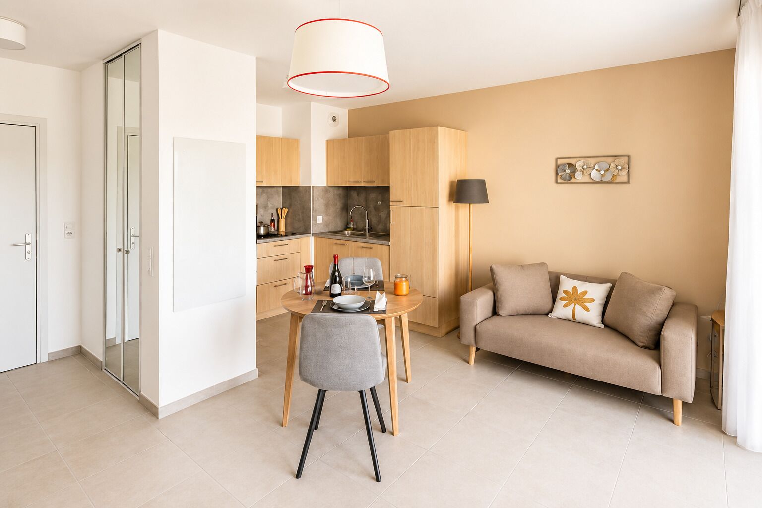 Een modern appartement met een eethoek, een bank en een keuken.