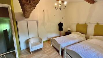 9 bedrooms, WiFi, bed sheets