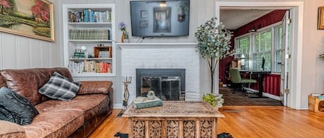 Smart TV, computer monitors