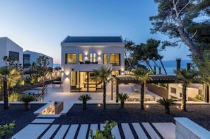 Outdoor dining - Villa Sapphire (Sutivan)