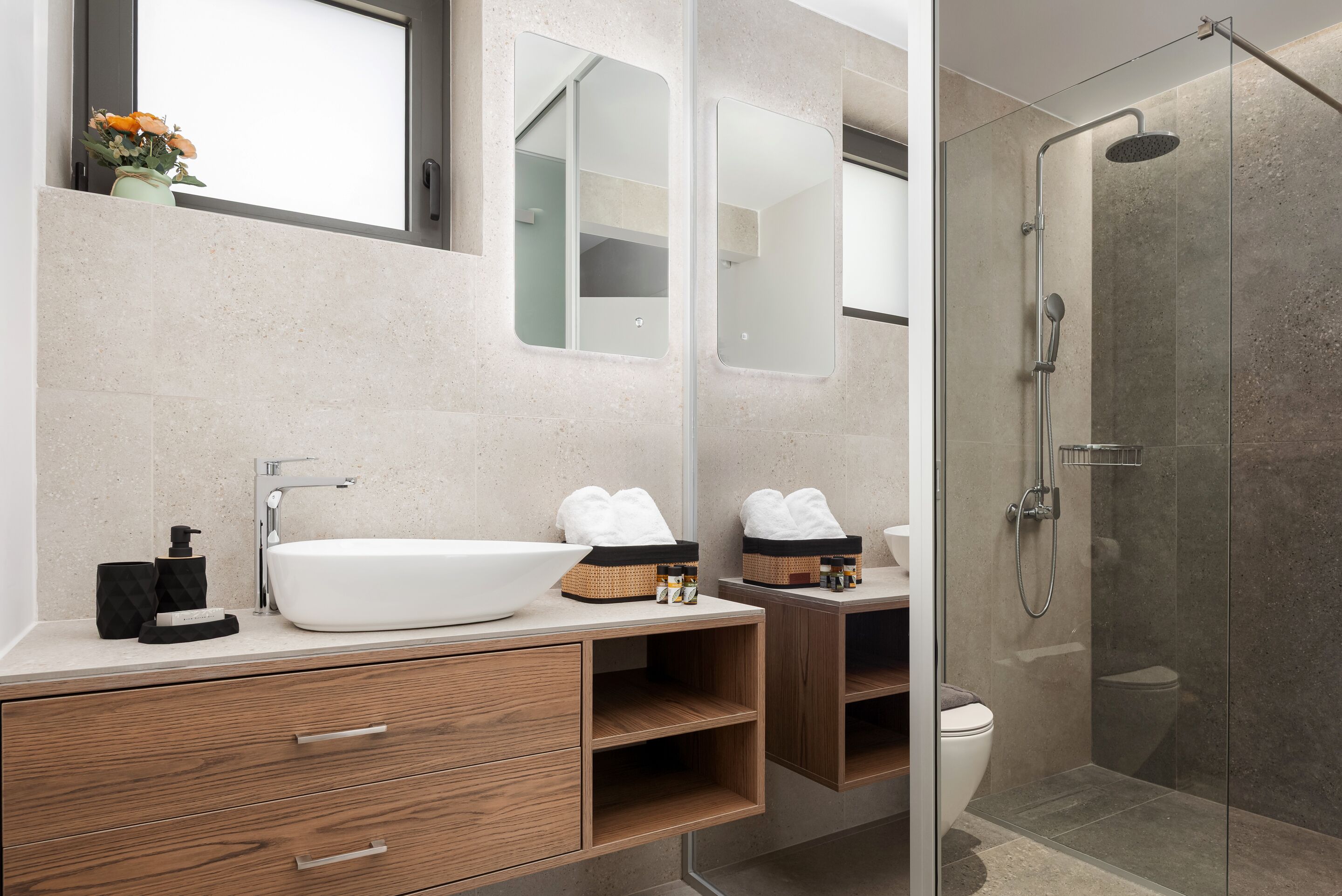 Shower, hair dryer, towels