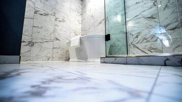 Chambre, 1 très grand lit (Corner King with Spa Tub) | Salle de bain | Articles de toilette (gratuits), séchoir à cheveux, serviettes fournies