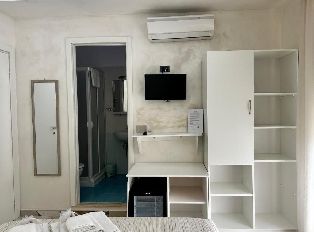 Habitación estándar doble, vistas a la colina | Espacio para trabajar con un portátil y wifi gratis