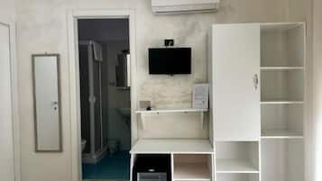 Habitación estándar doble, vistas a la colina | Espacio para trabajar con un portátil y wifi gratis