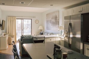 Living area - Quaint 2-bedroom, ground floor Condo with water views. Walk to downtown Lewes! (Lewes)