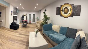 A modern living room with a flat-screen TV, a sofa, a coffee table, and a dining area. - Huge, immaculate Chris manor house 5 minutes from amusement park and gym (Saint-Augustin-de-Desmaures)