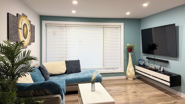 A modern living room with a sofa, a coffee table, a TV, and a window with blinds. - Huge, immaculate Chris manor house 5 minutes from amusement park and gym (Saint-Augustin-de-Desmaures)