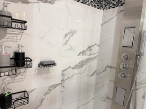 Hårføner, håndklær, såpe og toalettpapir