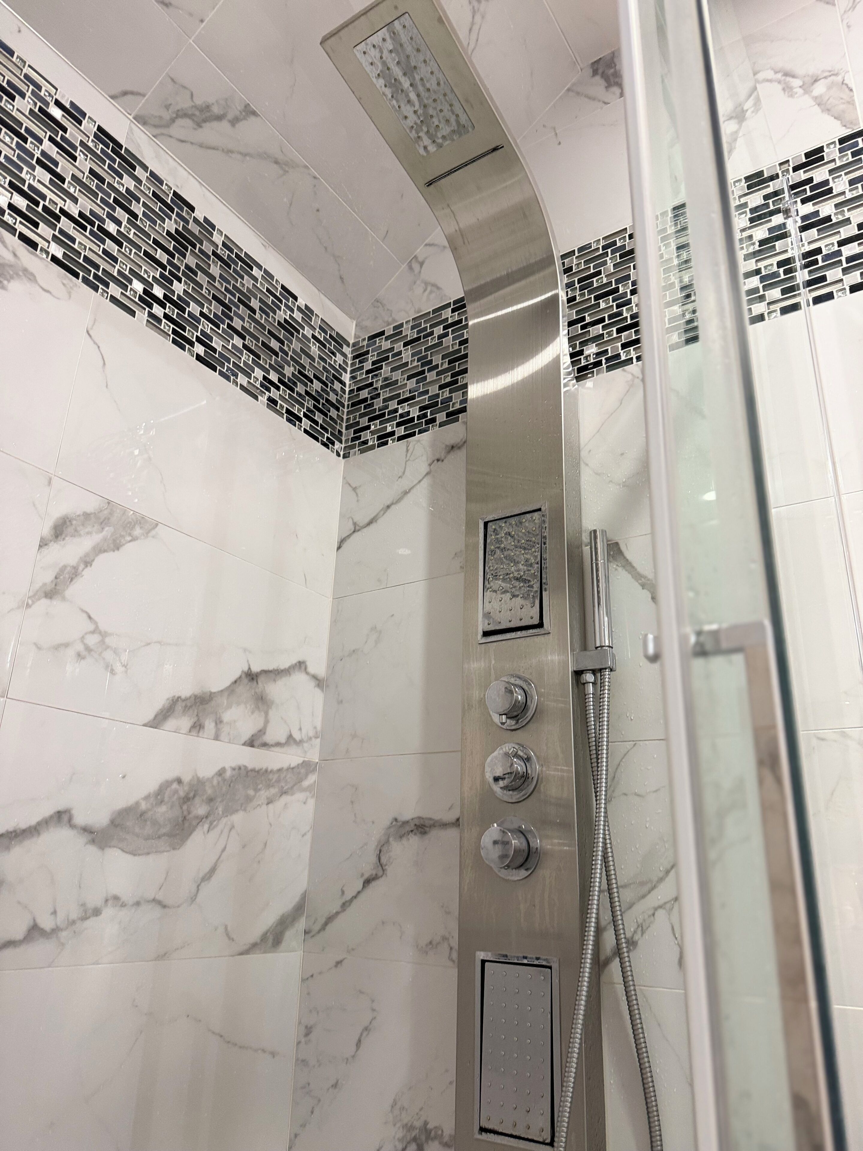 Secadora de cabello, toallas, jabón, papel de baño 