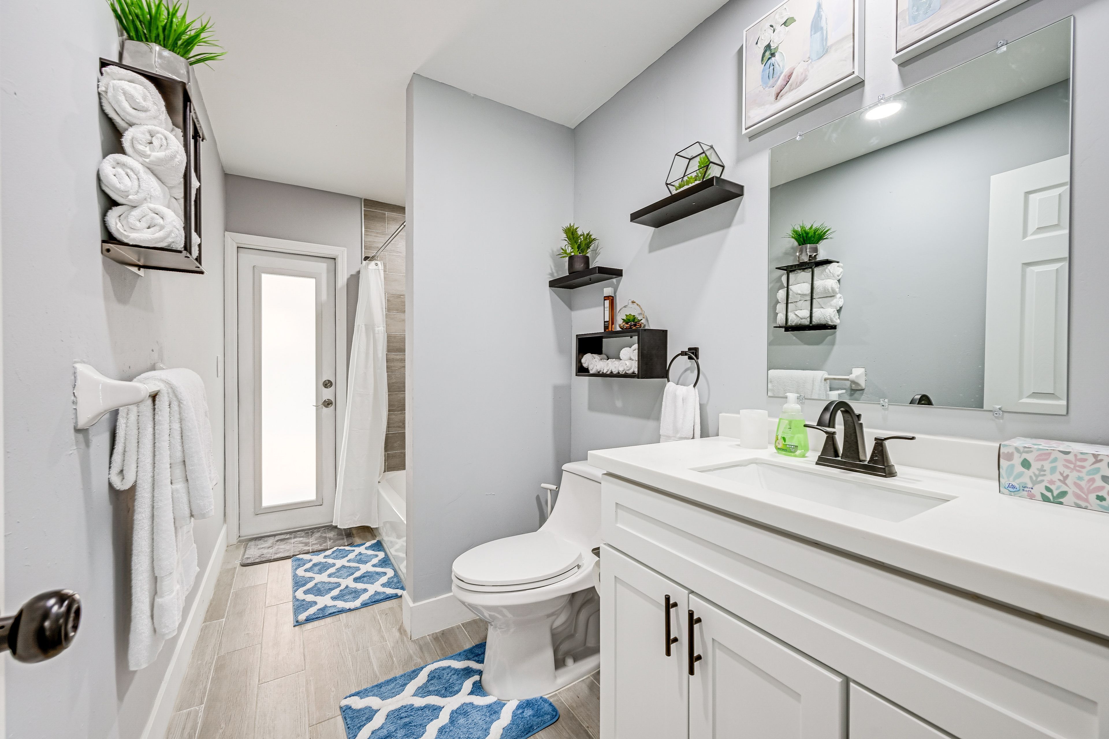 Ein modernes Badezimmer mit Toilette, Waschbecken und Handtuchhalter.