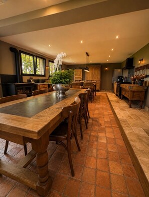 A spacious kitchen with a large island, wooden cabinets, and a built-in oven. - Gite Chambord - 15 Pers. Mont-Saint-Michel Bay (Dragey-Ronthon)