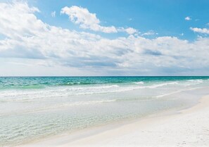 A beach with clear skies and calm waters. - ☀️Jaybird Bungalow-Bikes-Community Pool☀️ (Santa Rosa Beach)
