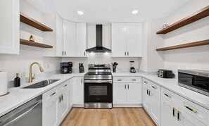 Coffee/tea maker, fridge, microwave, oven - Spacious Tampa Retreat with Screened-In Pool (Tampa)