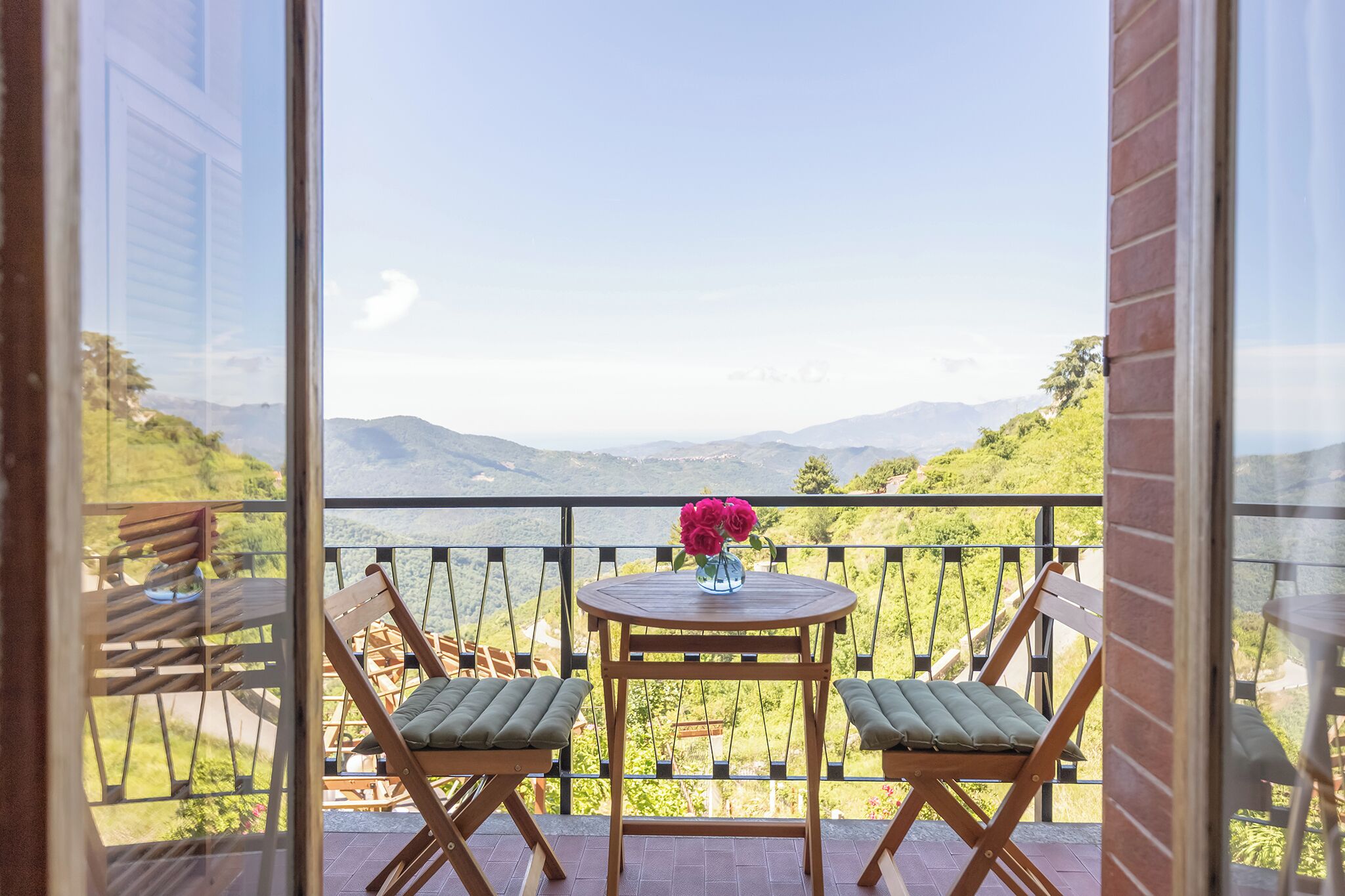 Comfort-Dreibettzimmer, Balkon, Bergblick | Speisen im Freien