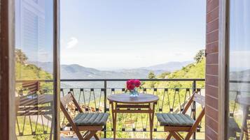 Comfort-Dreibettzimmer, Balkon, Bergblick | Speisen im Freien