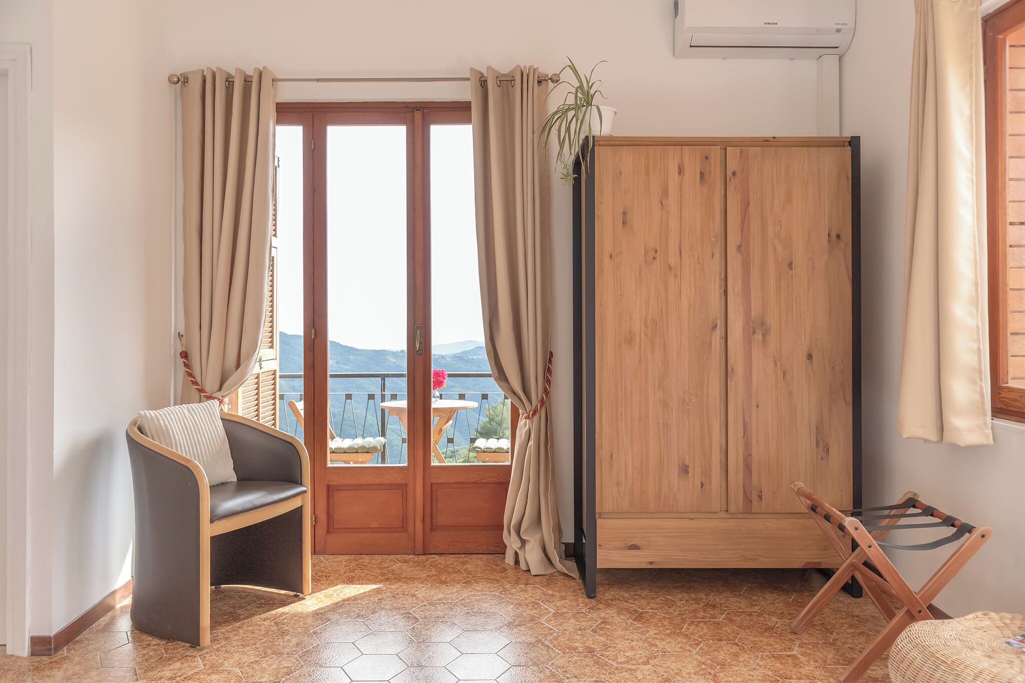 Comfort-Dreibettzimmer, Balkon, Bergblick | Innenbereich