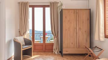 Comfort-Dreibettzimmer, Balkon, Bergblick | Innenbereich