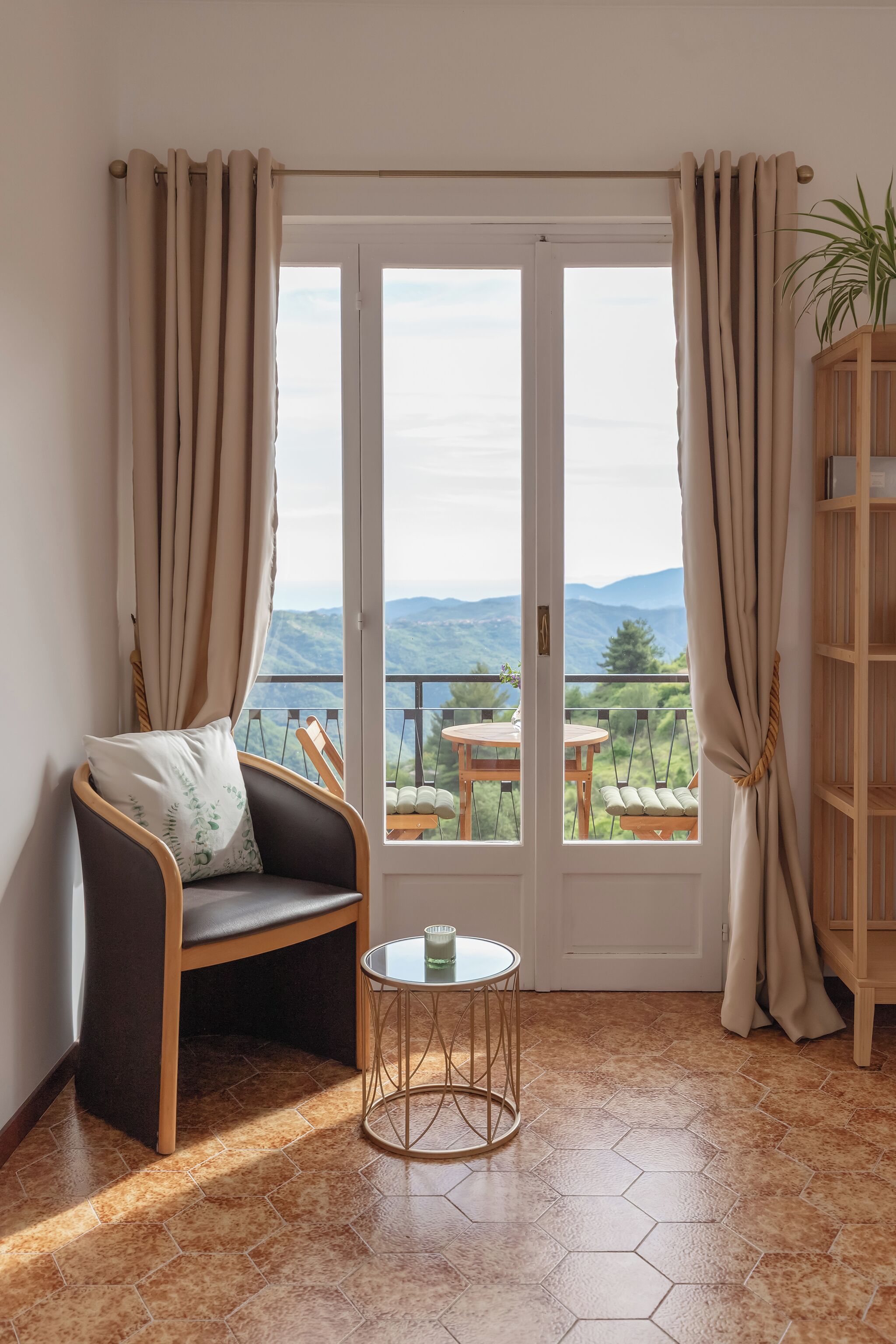Comfort Triple Room, Balcony, Mountain View | Living area