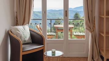 Comfort Triple Room, Balcony, Mountain View | Living area