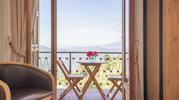 Comfort Triple Room, Balcony, Mountain View | Interior