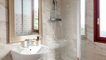 Comfort Double Room, Balcony, Mountain View | Bathroom