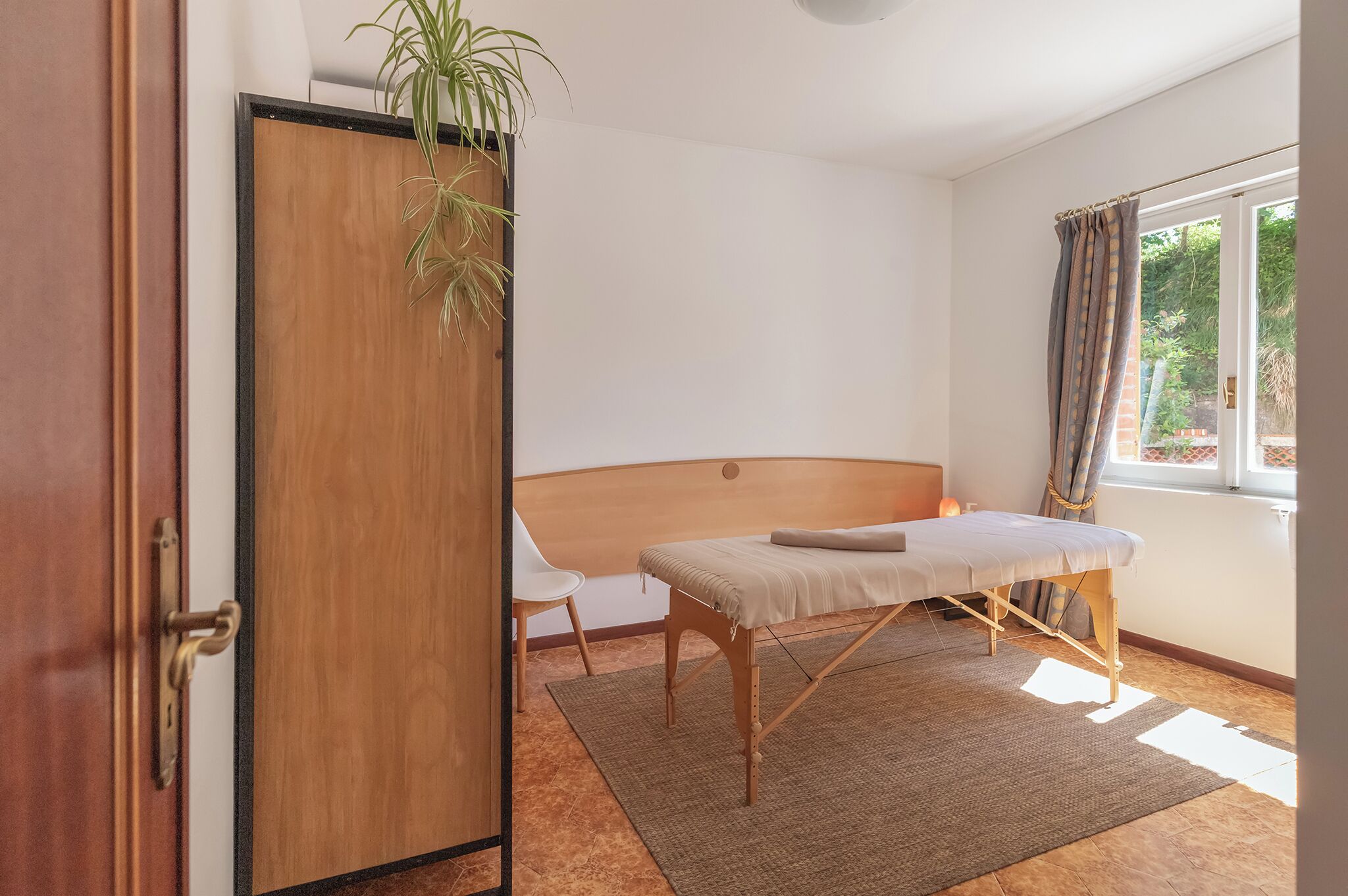 Body treatments, sports massages, 1 treatment room, massages