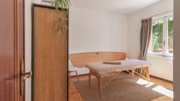 Body treatments, sports massages, 1 treatment room, massages