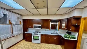 Une cuisine équipée d’une cuisinière, d’un four à micro-ondes et d’un évier.