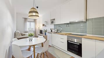 Fridge, microwave, oven, coffee/tea maker