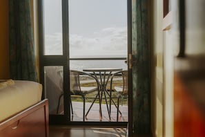 Ein Zimmer mit einem Bett, einem Tisch und zwei Stühlen.