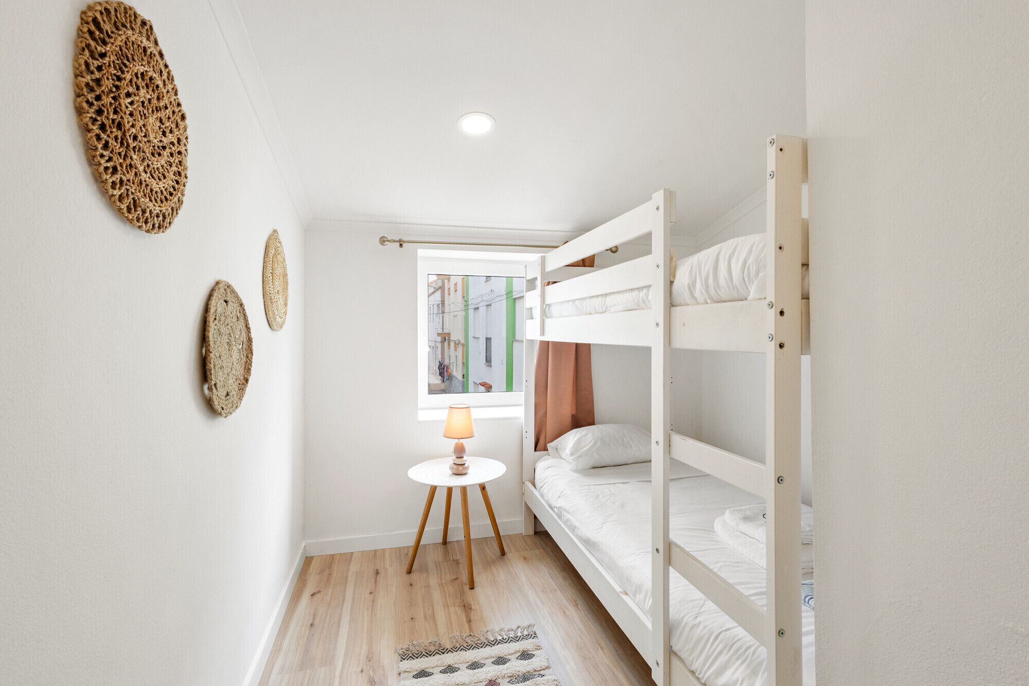 Tabla de planchar con plancha, wifi gratis y ropa de cama 