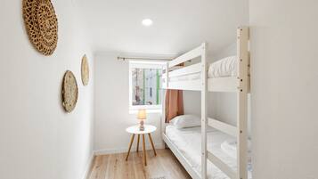 Tabla de planchar con plancha, wifi gratis y ropa de cama