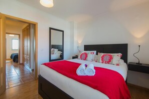A hotel room with a large bed, a mirror, a nightstand, and a wooden floor. - Apartment 'Refugio Da Longueira' with Private Terrace, Balcony and Wi-Fi (Nascedios)