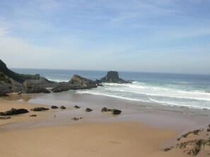 A coastal beach with rocky outcrops and calm sea. - Apartment 'Refugio Da Longueira' with Private Terrace, Balcony and Wi-Fi (Nascedios)