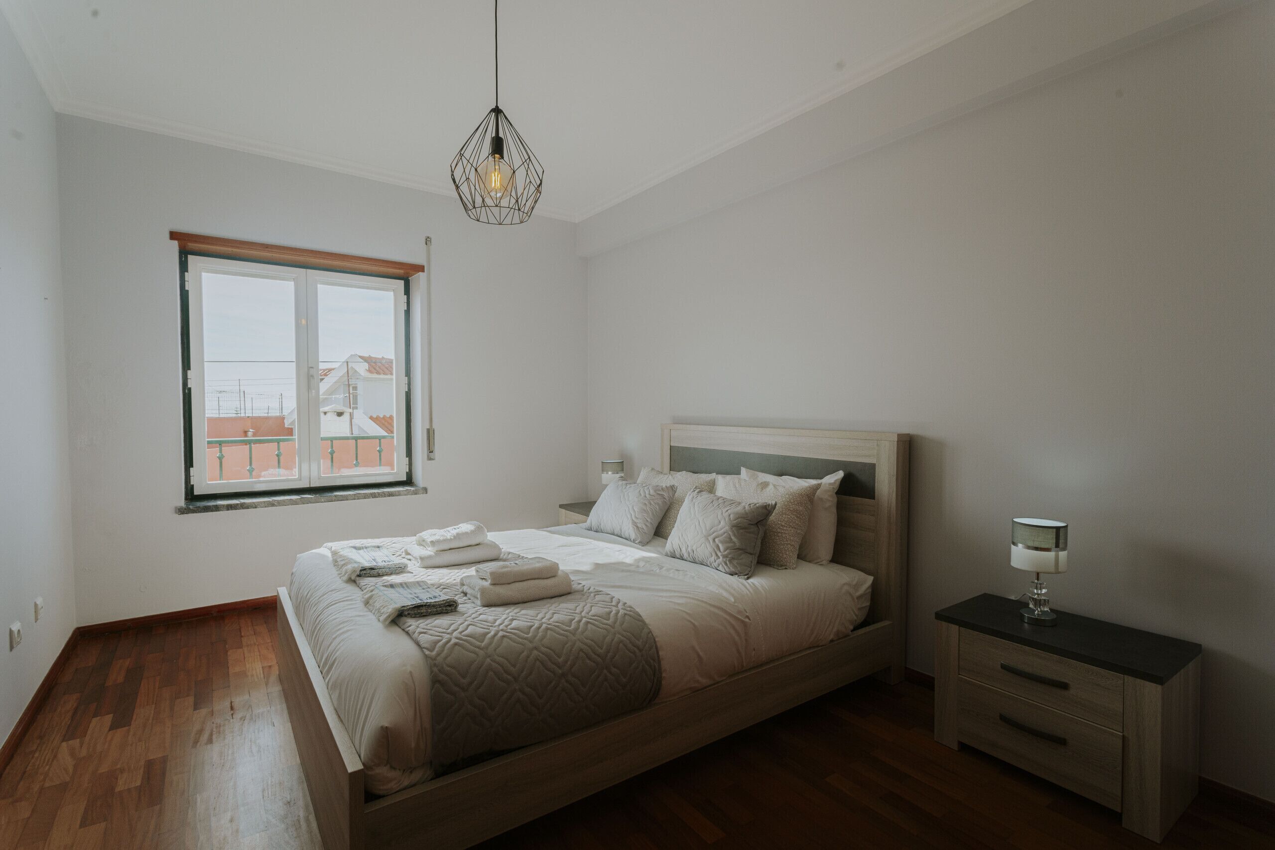 Tabla de planchar con plancha, wifi gratis y ropa de cama 