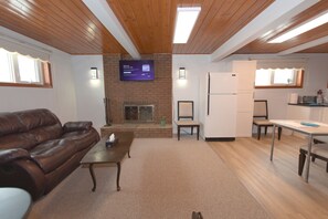 Smart TV - 2 beds,1 bath, own kitchen, own laundry and separated entrance in Medicine Hat (Medicine Hat)