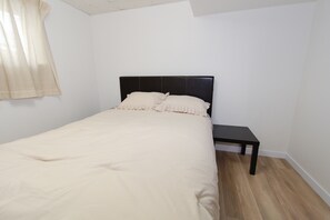 2 bedrooms, WiFi, bed sheets - 2 beds,1 bath, own kitchen, own laundry and separated entrance in Medicine Hat (Medicine Hat)