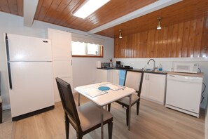Private kitchen - 2 beds,1 bath, own kitchen, own laundry and separated entrance in Medicine Hat (Medicine Hat)