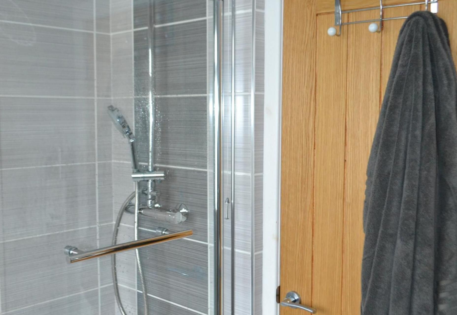 Combined shower/tub, deep soaking tub, hair dryer, towels