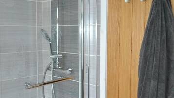 Combined shower/tub, deep soaking tub, hair dryer, towels