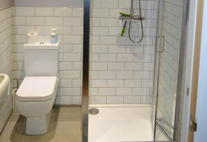 Combined shower/bathtub, deep-soaking bathtub, hair dryer, towels - Sea Side - Stay 6 - Petfriendly - Parking - Garden (Rhosneigr)