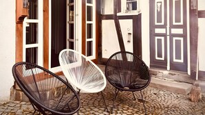 A building with exposed wooden beams, a cobblestone patio, and two chairs. - Apartment 'Schmuckstück' with Garden & Wi-Fi near Cologne, Pet-Friendly (Waldbröl)