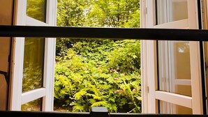An open window with a view of lush greenery outside. - Apartment 'Schmuckstück' with Garden & Wi-Fi near Cologne, Pet-Friendly (Waldbröl)