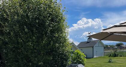 Escape to Montana - Ranch-Style Home with Hot Tub & Mountain Views