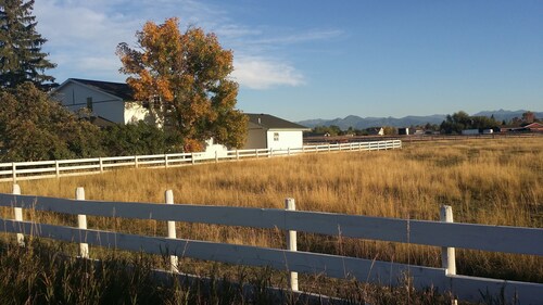 Escape to Montana - Ranch-Style Home with Hot Tub & Mountain Views