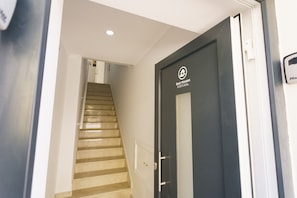 Un pasillo que conduce a una puerta con un letrero que dice 'Best Houses Portugal'.